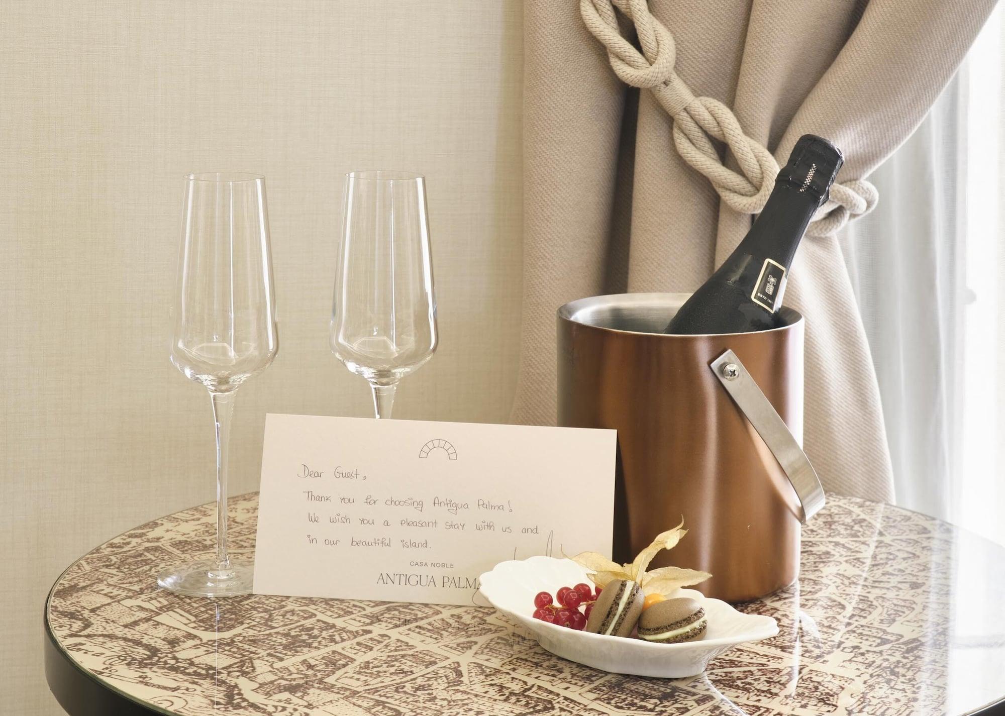 Hotel Antigua Palma - Casa Noble 외부 사진 A bottle of champagne in a cooler
